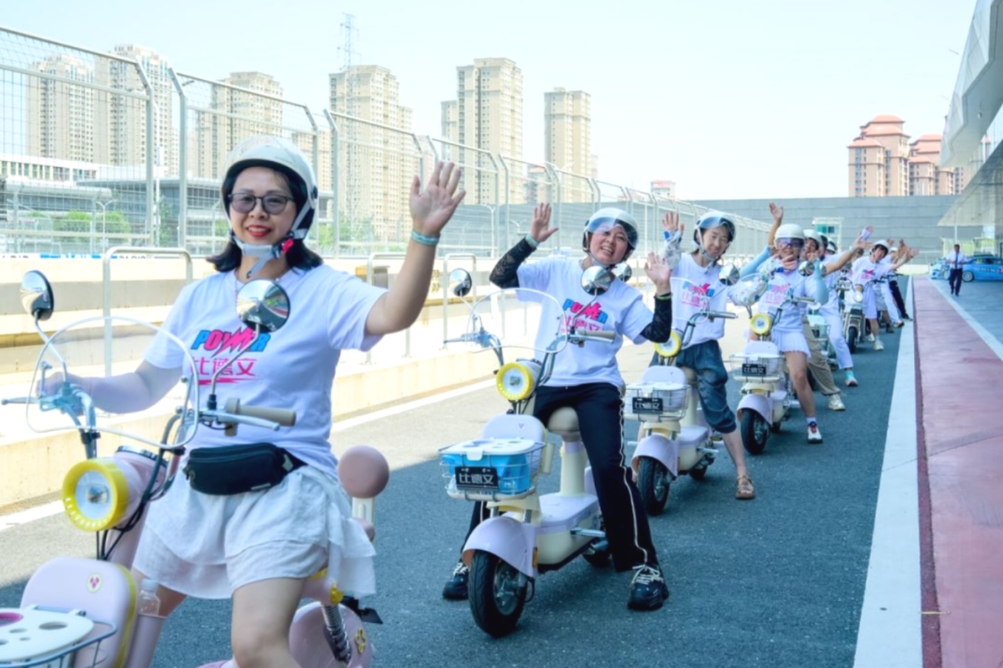 跨界联手，比德文电动车携手V1汽车世界闪耀夏日狂欢节！(图3)