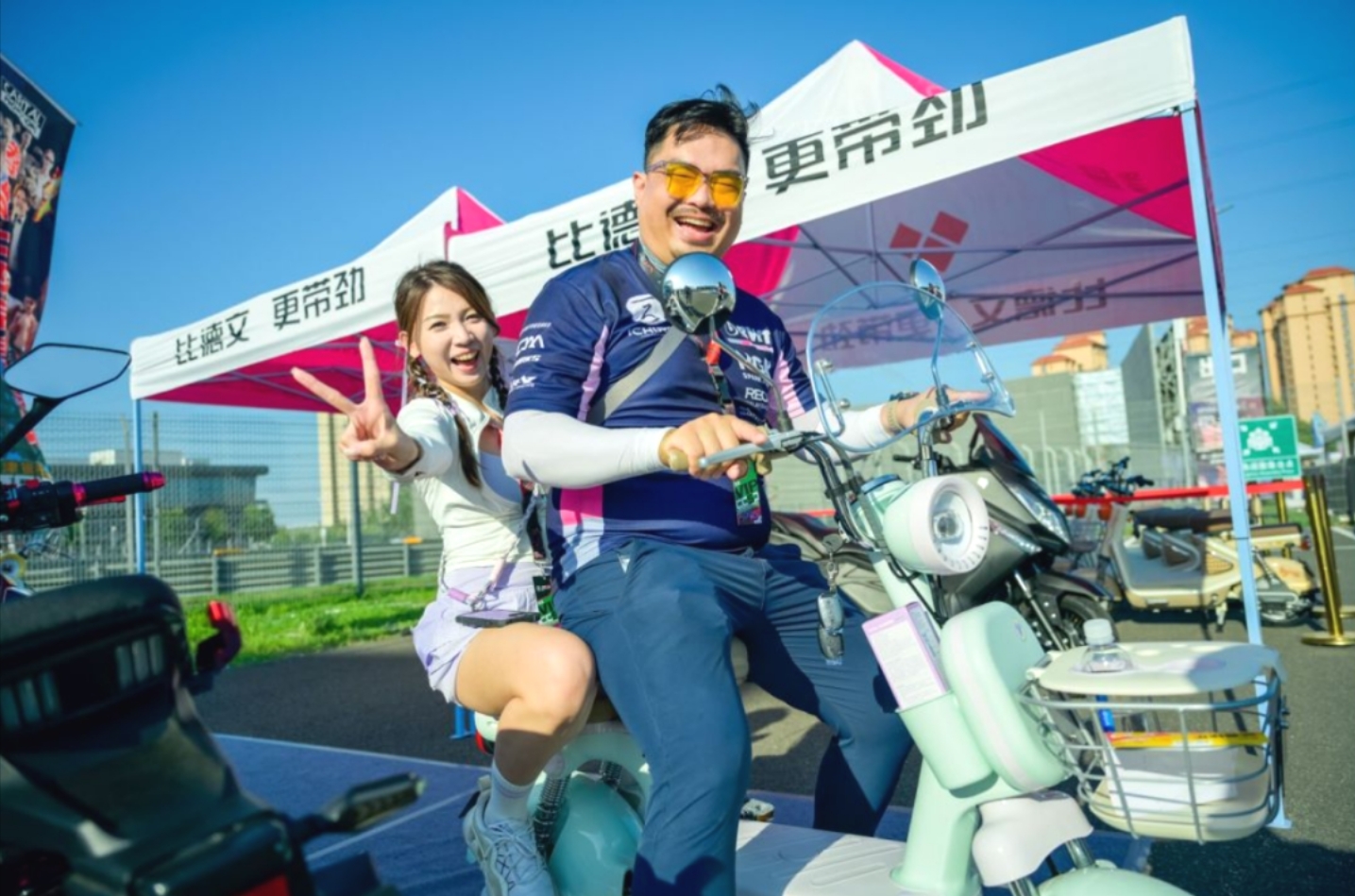 跨界联手，比德文电动车携手V1汽车世界闪耀夏日狂欢节！(图2)